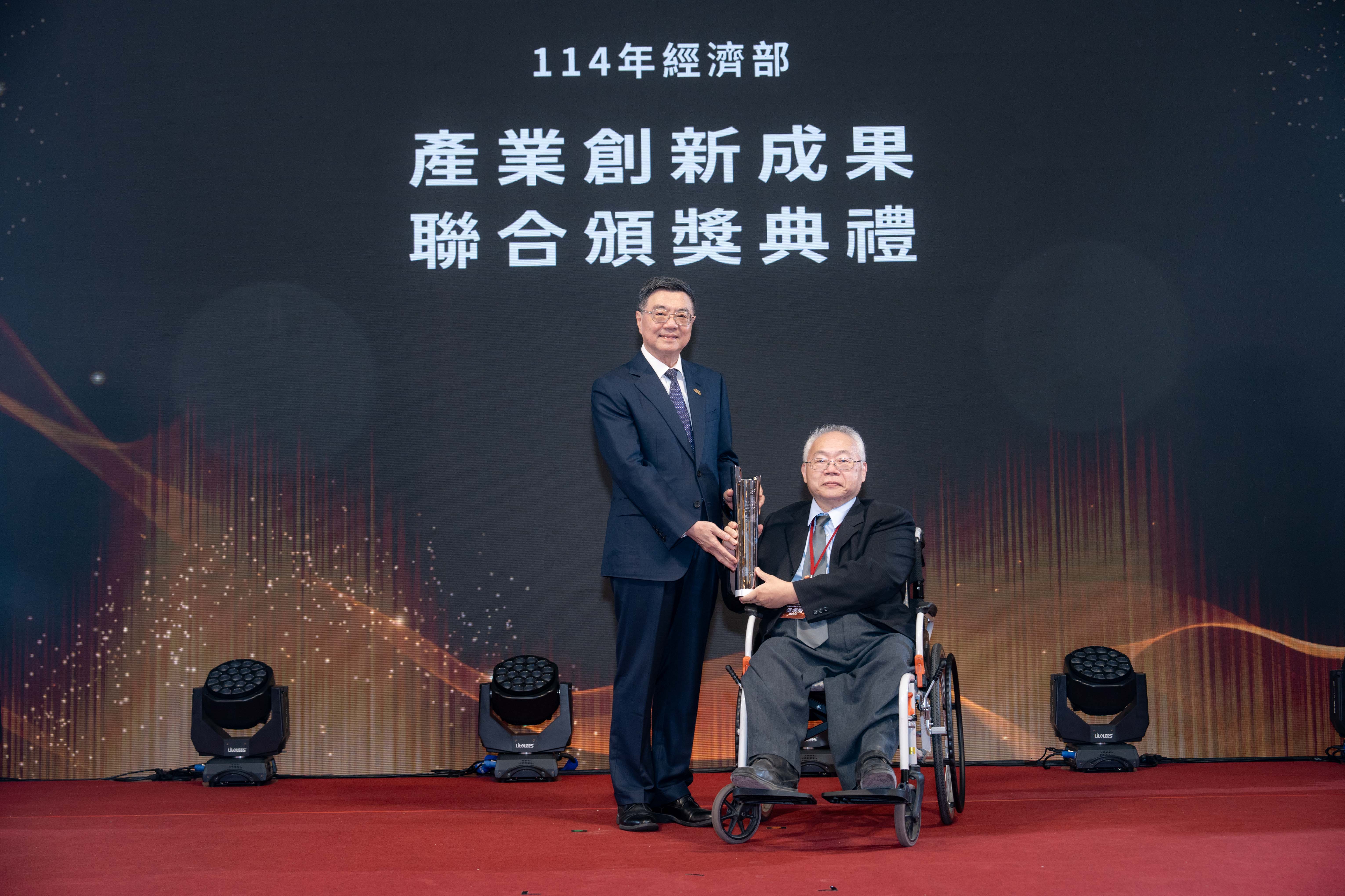 18.個人類產學貢獻 陽明交通大學電機工程學系吳炳飛講座教授