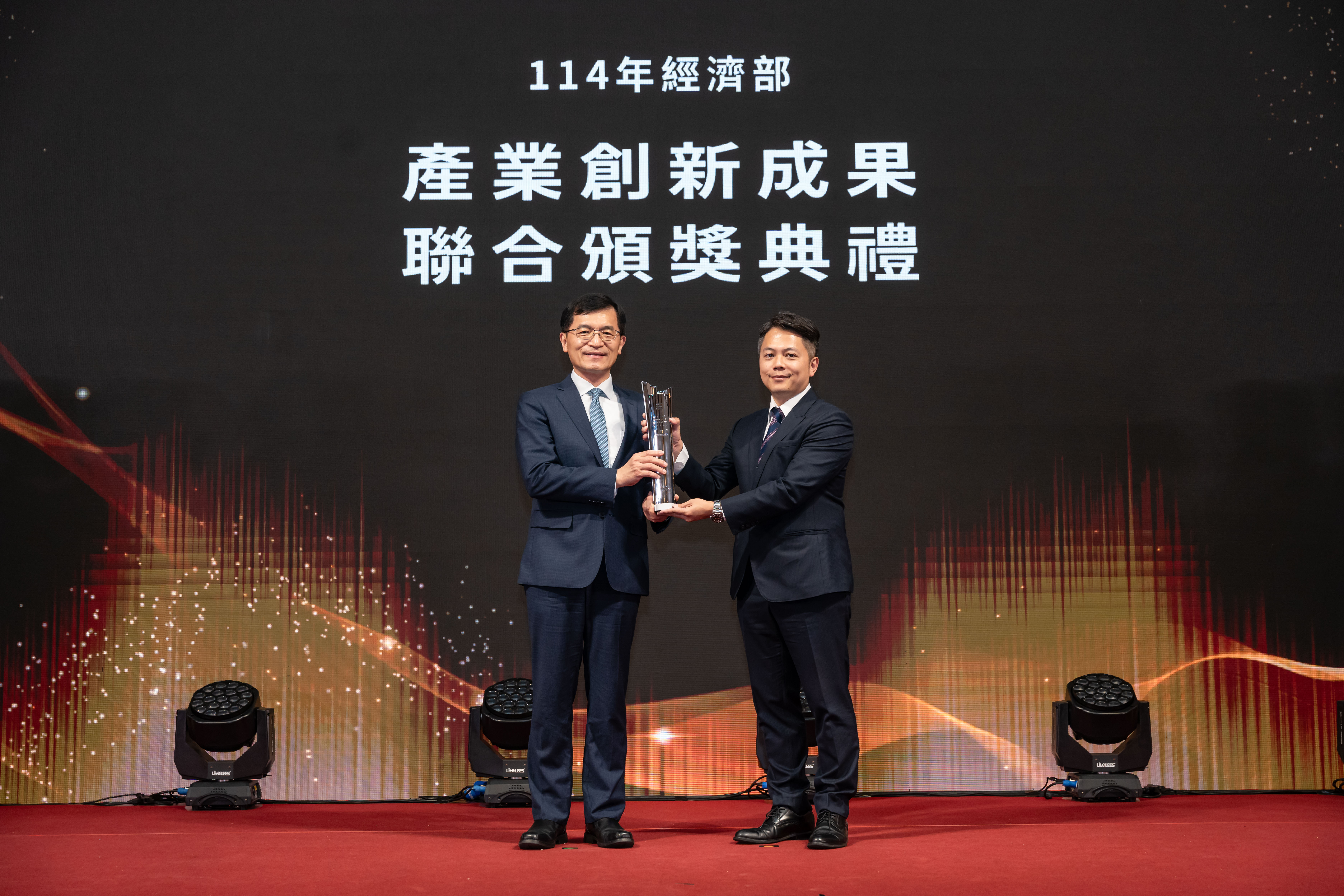 40.績優創新企業(中小企業組)大振豐洋傘有限公司陳奕錩副總經理